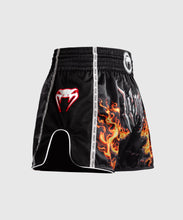 Charger l'image dans la galerie, SHORT DE MUAY THAI VENUM GLADIATOR 5.0 - NOIR/ORANGE NÉON