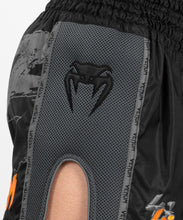 Charger l'image dans la galerie, SHORT DE MUAY THAI VENUM S47 - NOIR/ORANGE
