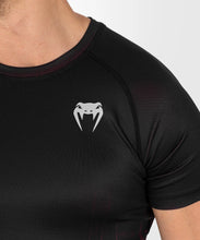 Charger l'image dans la galerie, RASHGUARD VENUM UFC VENUM PERFORMANCE INSTITUTE 2.0 MANCHES COURTES - NOIR/ROUGE