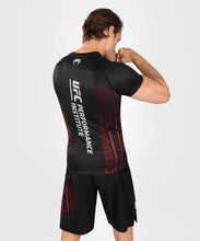 Charger l'image dans la galerie, RASHGUARD VENUM UFC VENUM PERFORMANCE INSTITUTE 2.0 MANCHES COURTES - NOIR/ROUGE