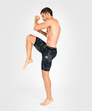 Charger l'image dans la galerie, SHORT DE COMPRESSION VENUM RAZOR - NOIR/OR