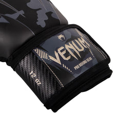 Charger l'image dans la galerie, GANTS DE BOXE VENUM IMPACT - DARK CAMO/SABLE