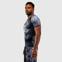 Charger l'image dans la galerie, RASHGUARD MANCHES COURTES VENUM WOLF ATAK - NOIR/GRIS