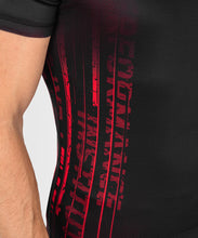 Charger l'image dans la galerie, RASHGUARD VENUM UFC VENUM PERFORMANCE INSTITUTE 2.0 MANCHES COURTES - NOIR/ROUGE