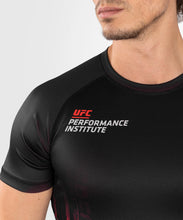 Charger l'image dans la galerie, RASHGUARD VENUM UFC VENUM PERFORMANCE INSTITUTE 2.0 MANCHES COURTES - NOIR/ROUGE