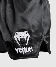 Charger l'image dans la galerie, SHORT DE MUAY THAI VENUM CLASSIC - BLANC/NOIR/BLANC