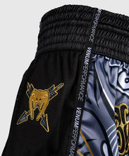 Charger l'image dans la galerie, SHORT DE MUAY THAI VENUM WOLF ATAK - NOIR/GRIS