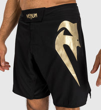 Charger l'image dans la galerie, FIGHTSHORT VENUM LIGHT 5.0 - NOIR/OR