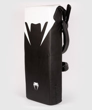 Charger l'image dans la galerie, BOUCLIER KICK BOXING MICRO FIBRE - NOIR/BLANC