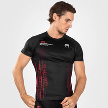 Charger l'image dans la galerie, RASHGUARD VENUM UFC VENUM PERFORMANCE INSTITUTE 2.0 MANCHES COURTES - NOIR/ROUGE