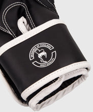 Charger l'image dans la galerie, GANTS DE BOXE VENUM CHALLENGER 2.0 KIDS - NOIR/BLANC