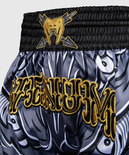 Charger l'image dans la galerie, SHORT DE MUAY THAI VENUM WOLF ATAK - NOIR/GRIS