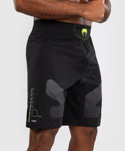 Charger l'image dans la galerie, FIGHTSHORT VENUM TRAINING CAMP 4.0 - NOIR/VERT FLUO