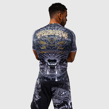 Charger l'image dans la galerie, RASHGUARD MANCHES COURTES VENUM WOLF ATAK - NOIR/GRIS