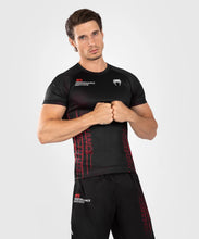 Charger l'image dans la galerie, RASHGUARD VENUM UFC VENUM PERFORMANCE INSTITUTE 2.0 MANCHES COURTES - NOIR/ROUGE