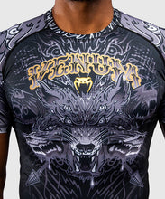 Charger l'image dans la galerie, RASHGUARD MANCHES COURTES VENUM WOLF ATAK - NOIR/GRIS
