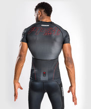 Charger l&#39;image dans la galerie, RASHGUARD VENUM OKINAWA 3.0 - MANCHES COURTES- NOIR/ROUGE
