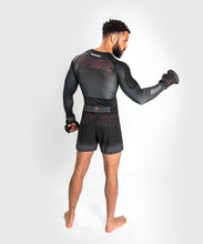 Charger l&#39;image dans la galerie, RASHGUARD VENUM OKINAWA 3.0- MANCHES LONGUES - NOIR/ROUGE
