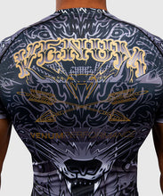 Charger l'image dans la galerie, RASHGUARD MANCHES COURTES VENUM WOLF ATAK - NOIR/GRIS
