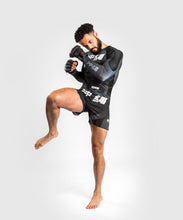Charger l&#39;image dans la galerie, RASHGUARD VENUM OKINAWA 3.0- MANCHES LONGUES - NOIR/ROUGE
