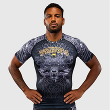 Charger l'image dans la galerie, RASHGUARD MANCHES COURTES VENUM WOLF ATAK - NOIR/GRIS

