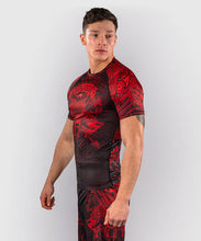 Charger l'image dans la galerie, RASHGUARD MANCHES COURTES VENUM WOLF ATAK - NOIR/ROUGE
