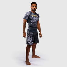 Charger l'image dans la galerie, RASHGUARD MANCHES COURTES VENUM WOLF ATAK - NOIR/GRIS
