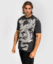 Charger l&#39;image dans la galerie, T-SHIRT VENUM DRAGON&#39;S FLIGHT - GRIS/BLANC
