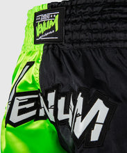 Charger l'image dans la galerie, SHORT DE MUAY THAI VENUM INFERNO 2.0 - VERT
