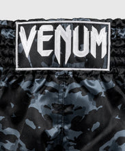 Charger l&#39;image dans la galerie, SHORT DE MUAY THAI VENUM CLASSIC - DARK CAMO
