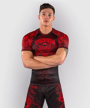 Charger l'image dans la galerie, RASHGUARD MANCHES COURTES VENUM WOLF ATAK - NOIR/ROUGE
