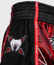 Charger l'image dans la galerie, SHORT DE MUAY THAI VENUM WOLF ATAK - NOIR/ROUGE
