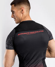 Charger l&#39;image dans la galerie, T-SHIRT DE COMPRESSION UFC VENUM PERFORMANCE INSTITUTE - MANCHES COURTES - NOIR/ROUGE
