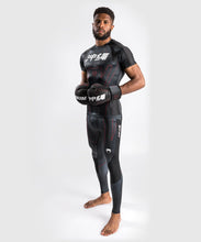Charger l&#39;image dans la galerie, RASHGUARD VENUM OKINAWA 3.0 - MANCHES COURTES- NOIR/ROUGE
