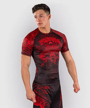 Charger l'image dans la galerie, RASHGUARD MANCHES COURTES VENUM WOLF ATAK - NOIR/ROUGE
