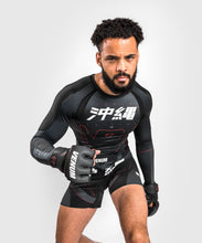 Charger l&#39;image dans la galerie, RASHGUARD VENUM OKINAWA 3.0- MANCHES LONGUES - NOIR/ROUGE
