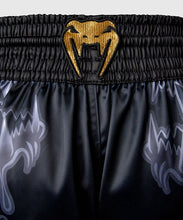 Charger l'image dans la galerie, SHORT DE MUAY THAI VENUM WOLF ATAK - NOIR/GRIS
