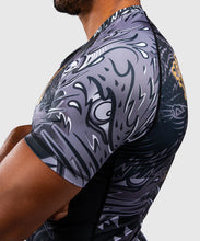 Charger l'image dans la galerie, RASHGUARD MANCHES COURTES VENUM WOLF ATAK - NOIR/GRIS
