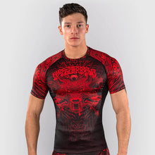 Charger l'image dans la galerie, RASHGUARD MANCHES COURTES VENUM WOLF ATAK - NOIR/ROUGE
