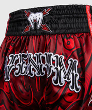 Charger l'image dans la galerie, SHORT DE MUAY THAI VENUM WOLF ATAK - NOIR/ROUGE
