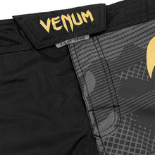 Charger l&#39;image dans la galerie, FIGHTSHORT VENUM LIGHT 3.0 - NOIR/OR
