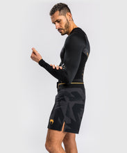 Charger l&#39;image dans la galerie, RASHGUARD VENUM RAZOR - MANCHES LONGUES - NOIR/OR
