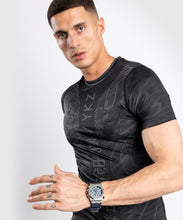 Charger l&#39;image dans la galerie, T-SHIRT DE COMPRESSION VENUM YKZ21 - MANCHES COURTES – NOIR/NOIR
