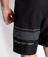Charger l&#39;image dans la galerie, FIGHTSHORT VENUM YKZ21 – NOIR/NOIR
