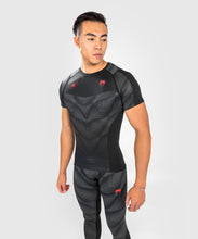 Charger l&#39;image dans la galerie, T-SHIRT DE COMPRESSION VENUM PHANTOM - MANCHES COURTES - NOIR/ROUGE
