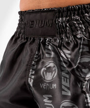 Charger l&#39;image dans la galerie, SHORT DE MUAY THAI VENUM LOGOS - NOIR/NOIR

